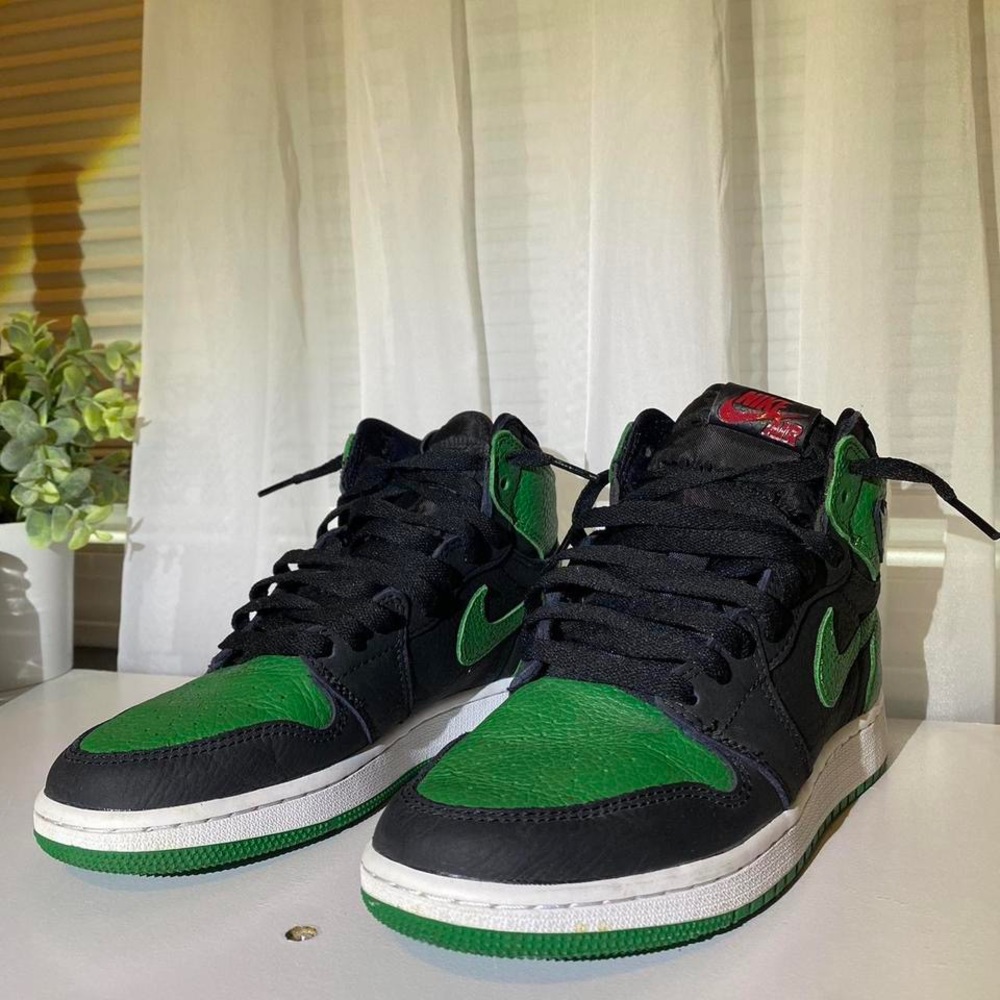 Jordan 1 Retro High Pine Green Black.